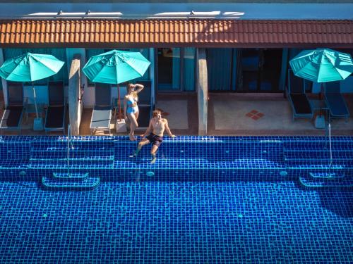 Deluxe King Room with Pool Access image 3