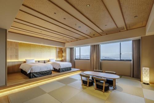 星館　和洋室　ジュニアスイートルーム　オーシャンビュー　広さ71㎡　2～6階　和ダイニング星 HOSHIでのビュッフェ式朝食＆ディナー込　宿泊人数分のベッド / 布団付