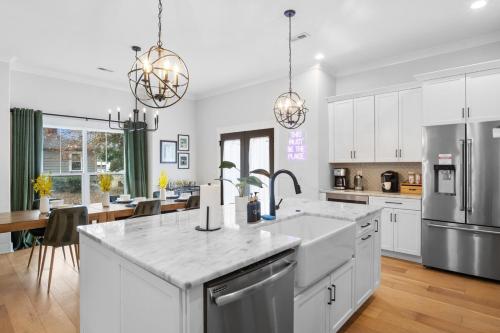 Near BoA Stadium, 5 Bedroom with Games, Backyard near Történelmi Rosedale-ültetvény