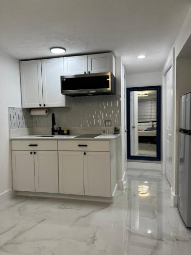 AMIRI Hollywood 5 mins from Hard Rock Stadium & The Guitar in Pembroke Pines