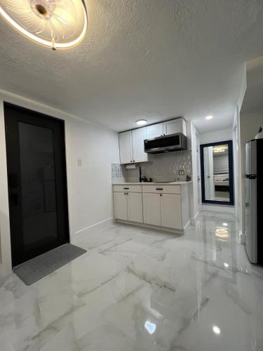 AMIRI Hollywood 5 mins from Hard Rock Stadium & The Guitar in Pembroke Pines