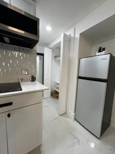 AMIRI Hollywood 5 mins from Hard Rock Stadium & The Guitar in Pembroke Pines