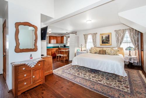 1 king bed, 1 sofa bed