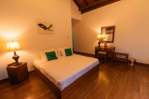 1 double bed, 2 twin beds