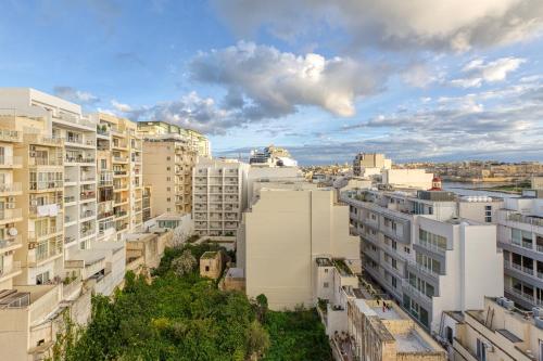 Sliema Main Street Luxury Suites 13 with shared Rooftop pool & BBQ, Tas-Sliema