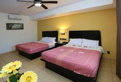 2 queen beds