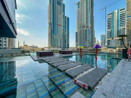 MBL Royal JLT- 1-BR Apartment with Lake View - image 4