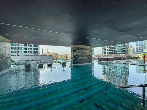 MBL Royal JLT- 1-BR Apartment with Lake View - image 2