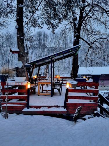 Casuta dintre brazi - Valea Doftanei - 2 camere in 泰施拉