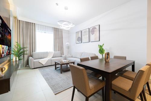 Fresh New 2 Bedroom! Amazing Burj Khalifa View! 5-star Pool & Gym Access!, Dubai (Foto 6)