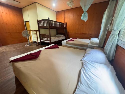 2 double beds, 1 bunk bed
