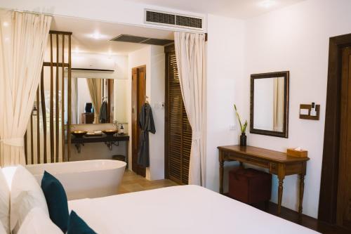 Executive Suite image 10