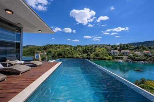 Luxury seafront villa Blue Star of Brac with pool – khách sạn tại Lozisca