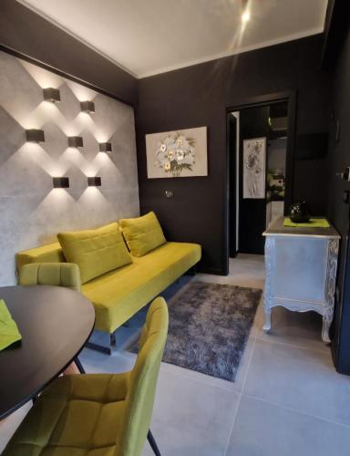 1 queen bed, 1 sofa bed