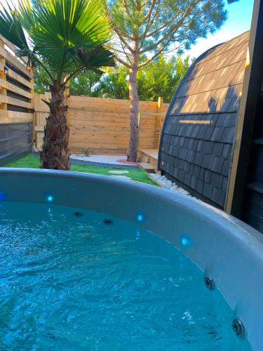 A l ombre des pods Chardonnay et spa in Saint-Hilaire (Languedoc-Roussillon)