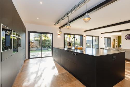 Cocina, Le Loft Black Wood - Piscine privé et grande terrasse à 20 min de Rennes (Le Loft Black Wood - Piscine prive et grande terrasse a 20 min de Rennes) in Pace