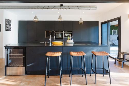 Cocina, Le Loft Black Wood - Piscine privé et grande terrasse à 20 min de Rennes (Le Loft Black Wood - Piscine prive et grande terrasse a 20 min de Rennes) in Pace