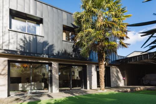 Vista exterior, Le Loft Black Wood - Piscine privé et grande terrasse à 20 min de Rennes (Le Loft Black Wood - Piscine prive et grande terrasse a 20 min de Rennes) in Pace