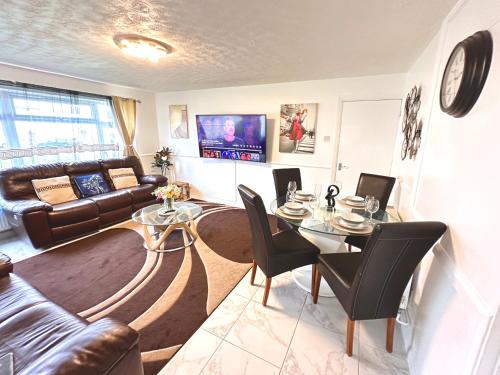 Közös társalgó / TV, Colchester City Luxury With Free Parking and 5 G WIFI in Greenstead