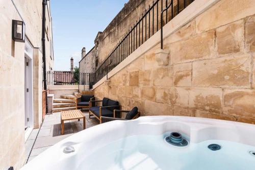 Former Wine Vaults with Hot Tub & Private Courtyard, Bath