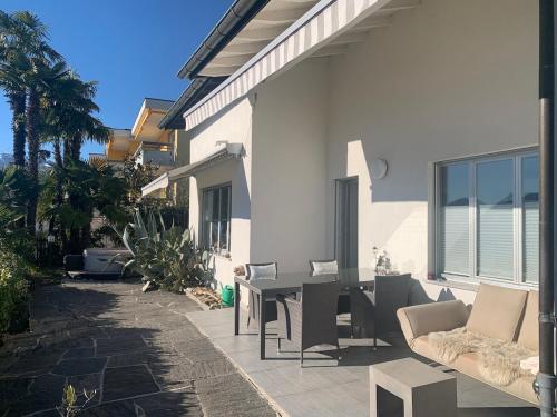 Exterior view, Casa Helios - traumhafte Seesicht, Jacuzzi, Sauna in Orselina