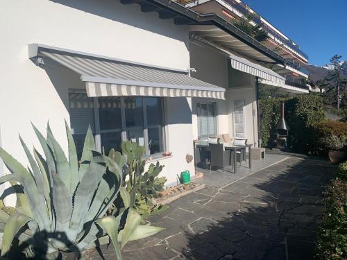 Exterior view, Casa Helios - traumhafte Seesicht, Jacuzzi, Sauna in Orselina
