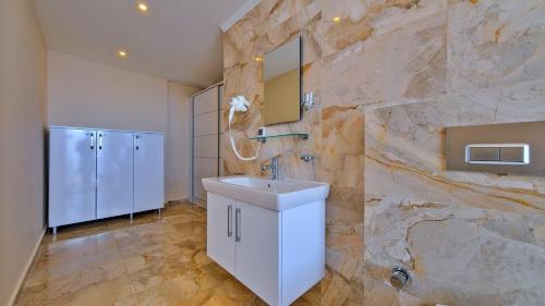 Four-Bedroom Villa image 10