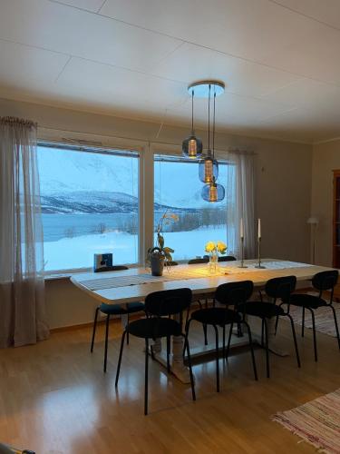 Aurora House under the mountain in Lakselvbukt