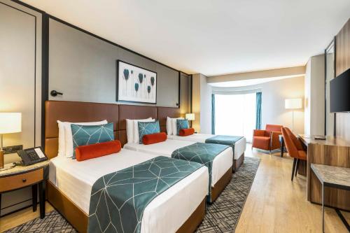 1 queen bed, 1 twin bed