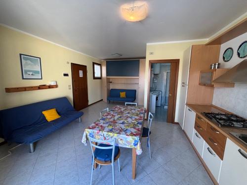 Studio Apartment with Balcony image 4