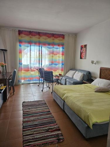 2 twin beds, 2 sofa beds