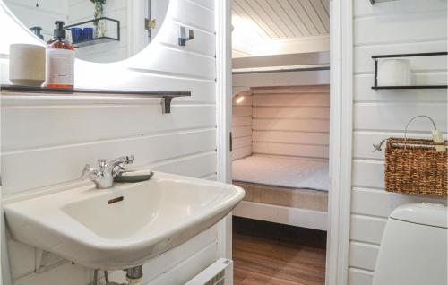 浴室, Beautiful Home In Hovborg With Wifi in 霍堡