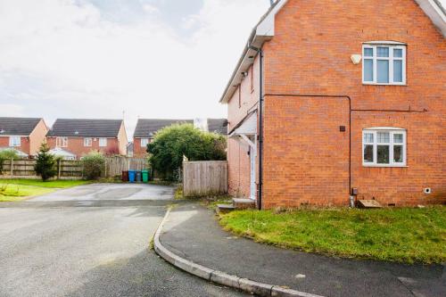Comfy 3 Bed House by Manchester Airport, Perfect for Groups & Families, Manchester (photo 6)