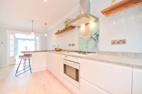 Kitchen, Princes Esplanade-Luxury Beachfront House with Balcony a stone throw from Gurnard Beach in Cowes West and Gurnard
