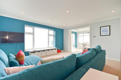 Shared lounge/TV area, Princes Esplanade-Luxury Beachfront House with Balcony a stone throw from Gurnard Beach in Cowes West and Gurnard