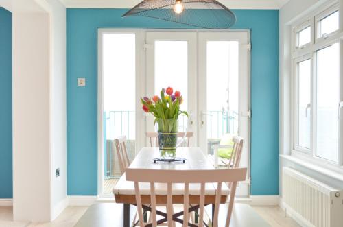 Facilities, Princes Esplanade-Luxury Beachfront House with Balcony a stone throw from Gurnard Beach in Cowes West and Gurnard