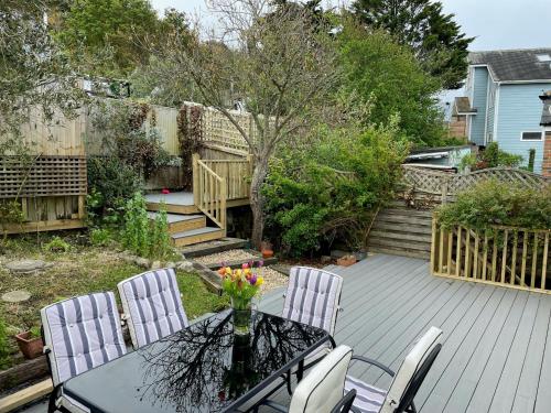 Facilities, Princes Esplanade-Luxury Beachfront House with Balcony a stone throw from Gurnard Beach in Cowes West and Gurnard