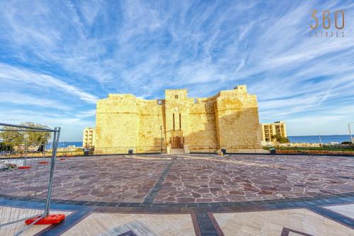 Beautiful 3BR designer home with WIFI, AC and Balcony