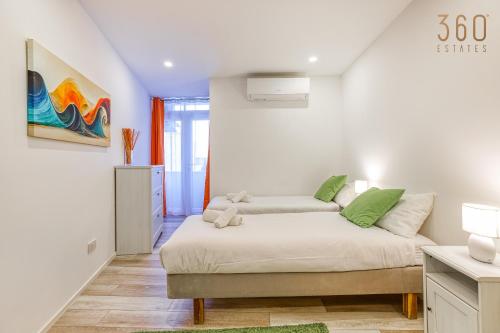 Beautiful 3BR designer home with WIFI, AC and Balcony