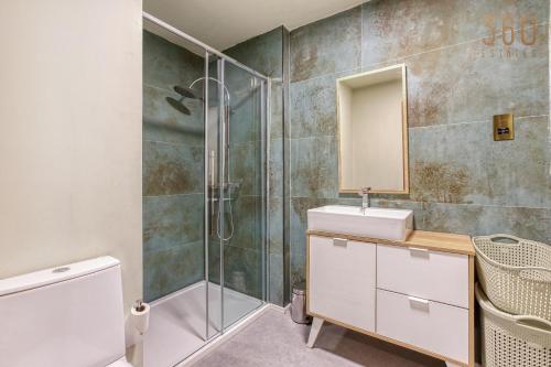 Beautiful 3BR designer home with WIFI, AC and Balcony