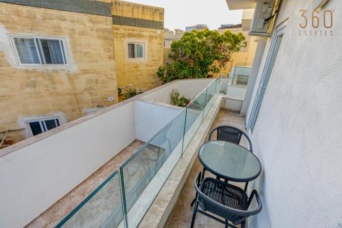 Beautiful 3BR designer home with WIFI, AC and Balcony