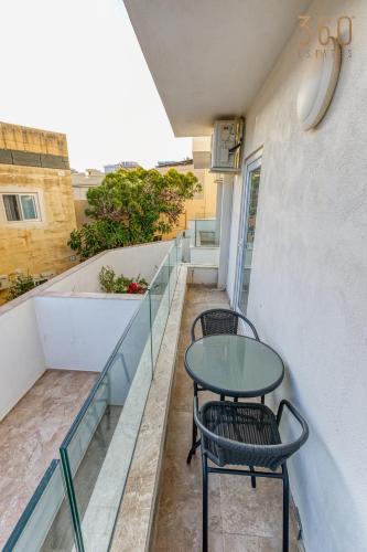 Beautiful 3BR designer home with WIFI, AC and Balcony