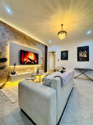 Home2Suite by Veronica Buziga, Munyonyo- Luxury with Netflix, Wi-Fi, & Free Parking
