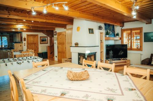 ห้องส่วนกลางสำหรับนั่งเล่น/ดูทีวี, Chata Preveľkô - Chaty Rozprávkovo (Chata Prevelko - Chaty Rozpravkovo) in สตาราเลสนา