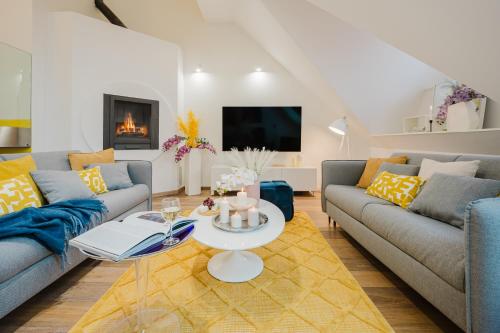Prague Days - Three-bedroom Loft with Fireplace in Pop-art Style - image 3