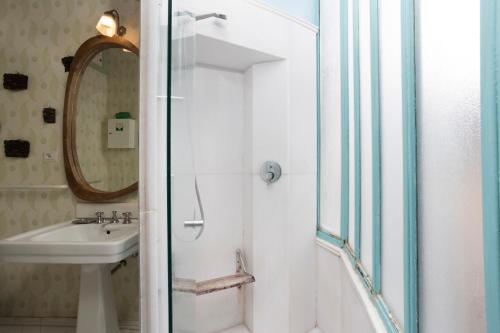 One-Bedroom Apartment image 5