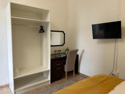Queen Room image 9