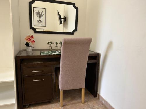 Queen Room image 8