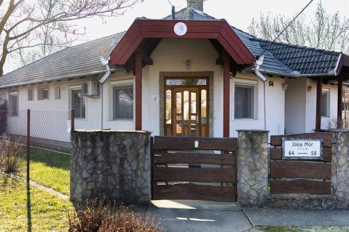 Tükör apartman Martonvásár (Tukor apartman Martonvasar) in Baracska