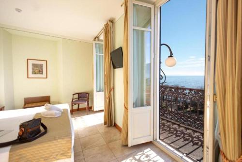 Deluxe Double or Twin Room with Lake View